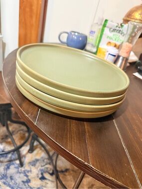 Green Ceramic Dinner Plate - Minimal Modern Design, very good condition